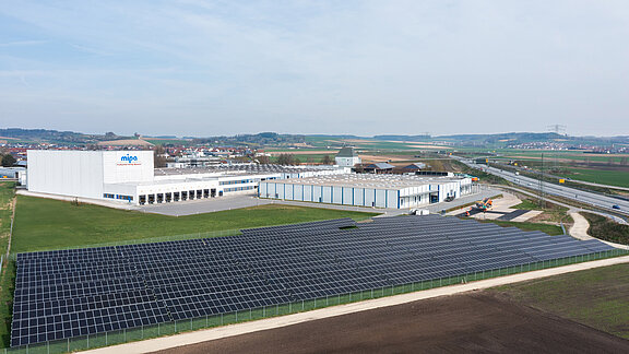 Der neue Solarpark am Mipa Hauptsitz in Essenbach. Der neue Solarpark am Mipa Hauptsitz in Essenbach.