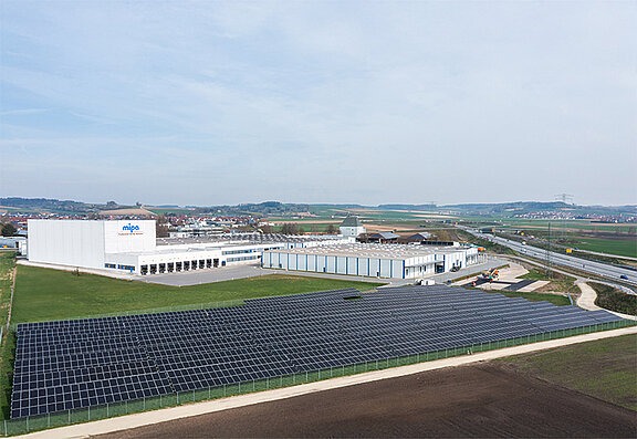 Der neue Solarpark am Mipa Hauptsitz in Essenbach.